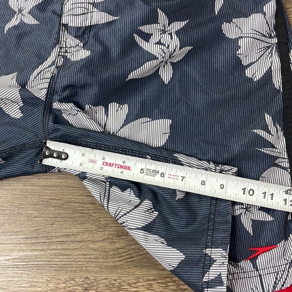 Speedo Men’s Navy Blue and White Tropical Floral Hawaiian Swim Shorts, size Lrg - Picture 6 of 8